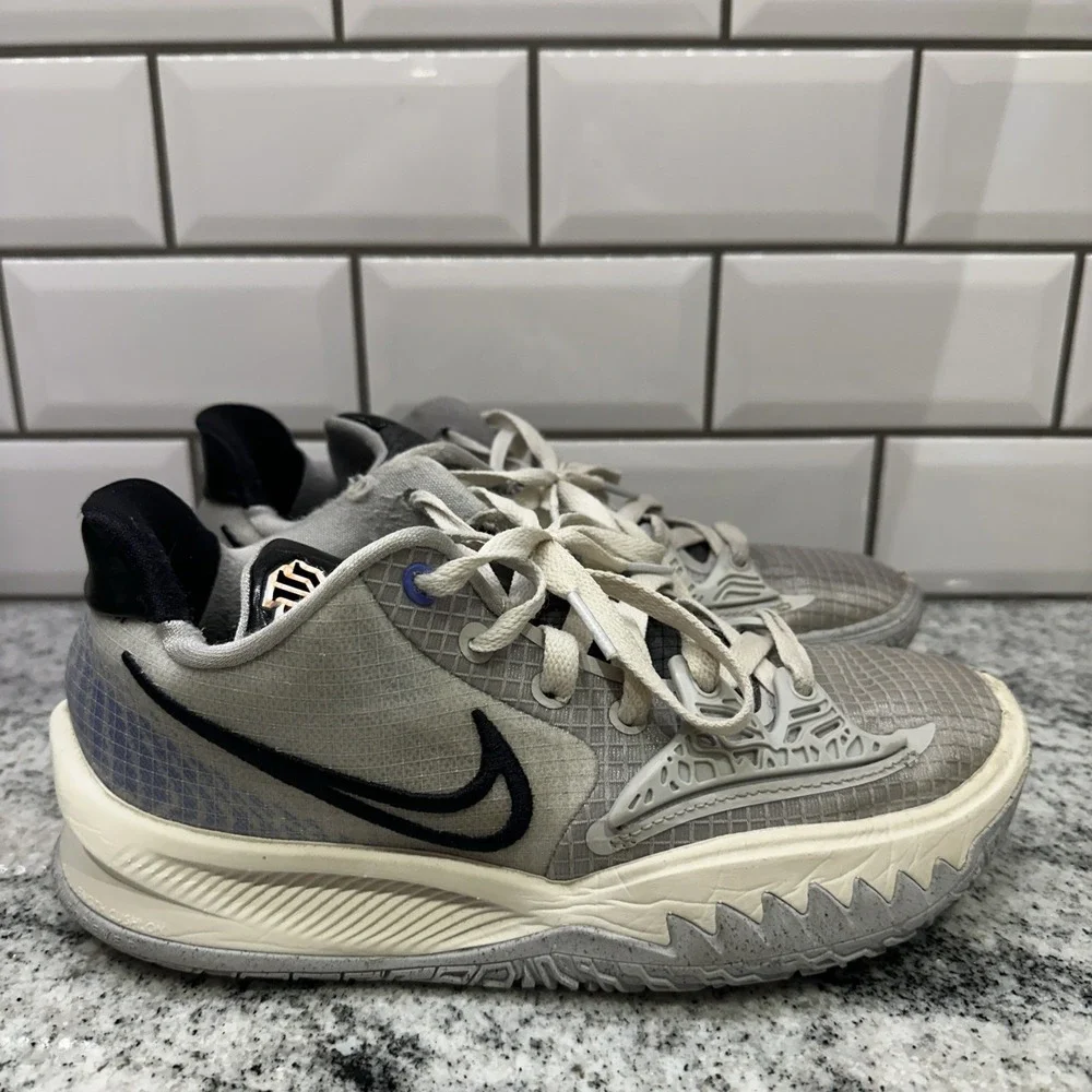 NIKE KYRIE LOW 4 GREY FOG-BLACK-SAPPHIRE BLUE SZ 6 Youth Cw3985-004 Live On Fore